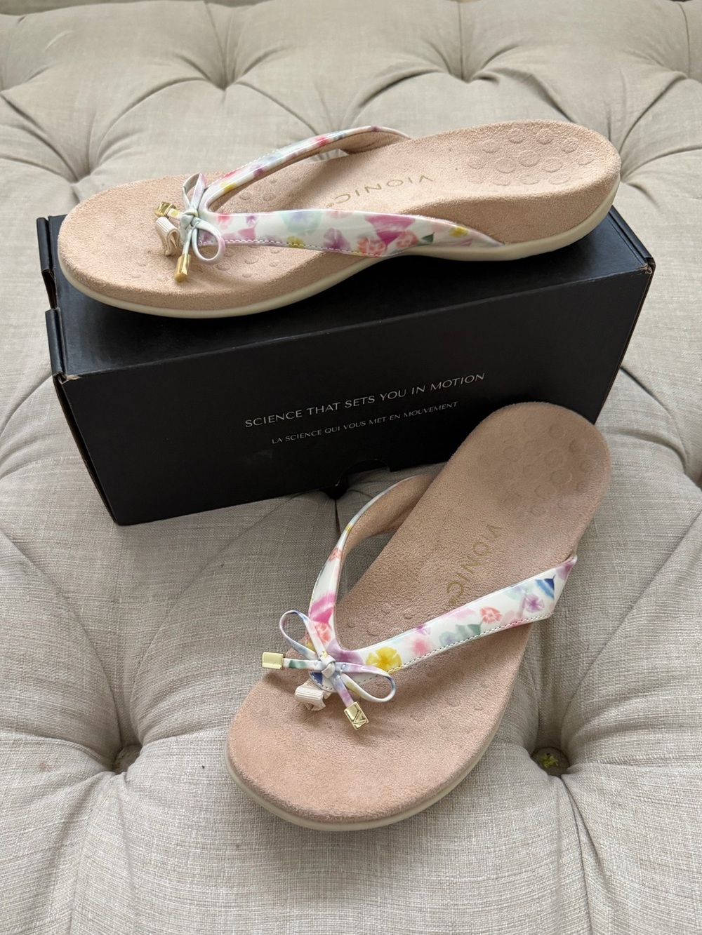 Vionic Bella Cream Poppy sandals thing flip flops 8 Like new with box - Picture 6 of 7